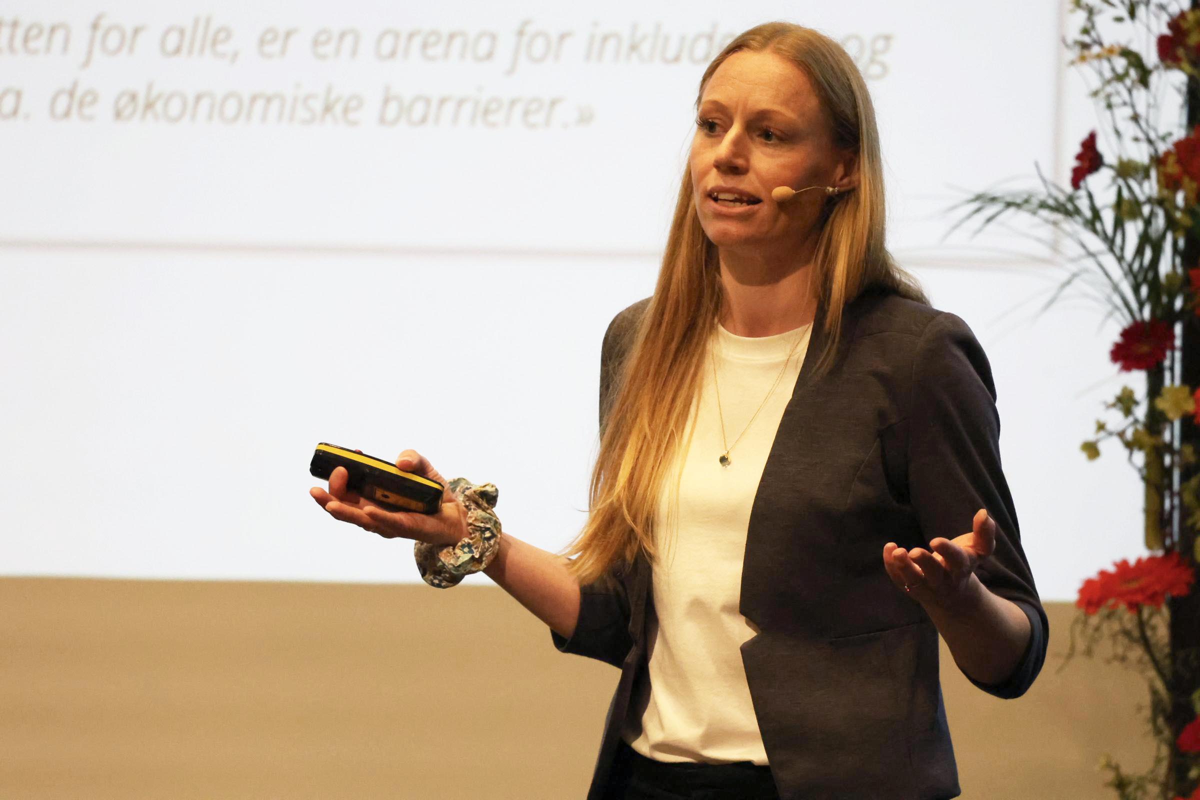 Prosjektleder fra Deloitte, Kristina Overn Krohn, la frem rapporten om kostnadsdrivere i idretten. Foto: Geir Owe Fredheim