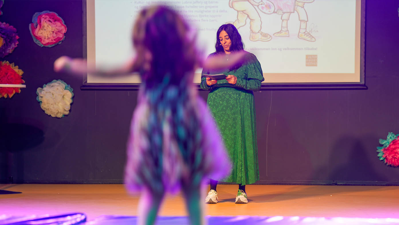 Kultur- og likestillingsminister Lubna Jaffery og barne- og familieminister Kjersti Toppe ønsket velkommen til åpen aktivitetsdag på Kulturhuset Veitvet og feiring av handlingsplanen for deltakelse i kultur, idrett og friluftsliv for barn og unge. Foto: Fredrik Varfjell/NTB