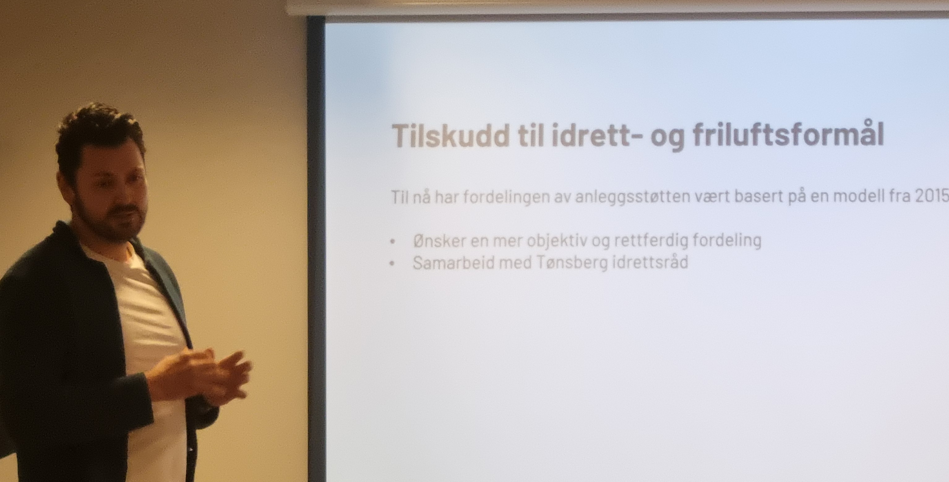 Anders forklarer den nye tilskuddsordningen.jpg