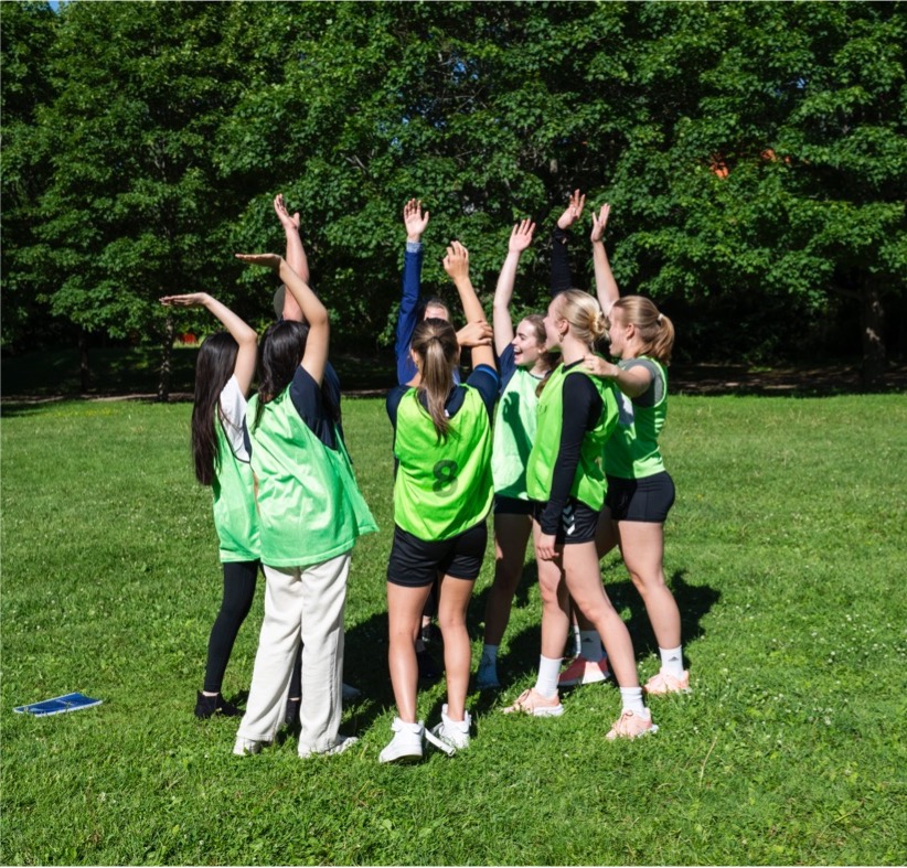 Jenter jubler - Kronprinsparets fond.jpg